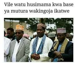 Vile watu husimama kwa base ya mutura wakingoja ikatwe