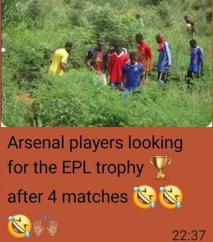 Arsenal players looking for the epl trophy after 4 matches 22.37