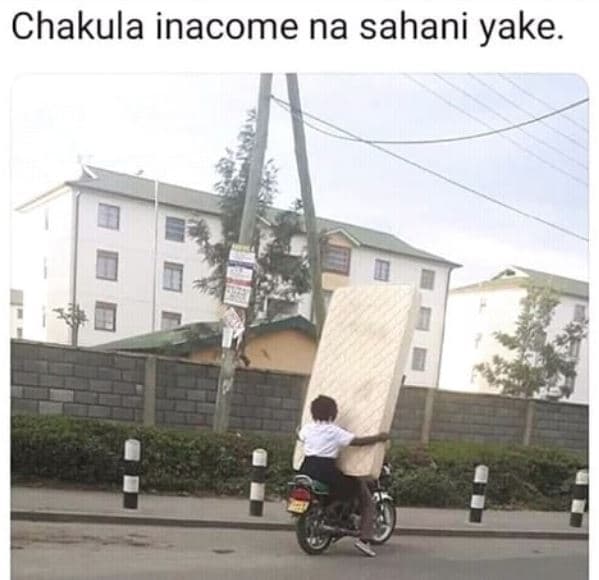 Chakula inacome na sahani yake.