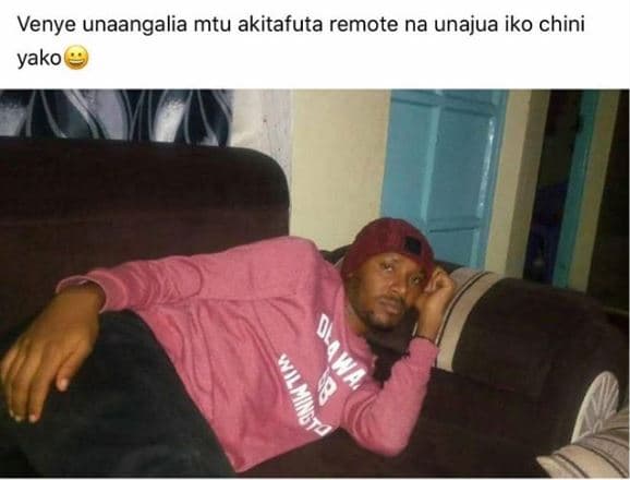 Venye unaangalia mtu akitafuta remote na unajua iko chini yako 4 0
