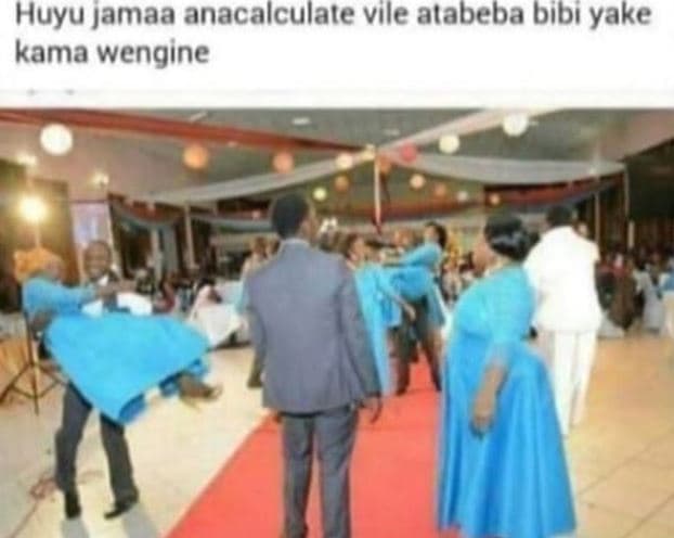 Huyu jamaa anacalculate vile alabeba bibi yake kama wengine