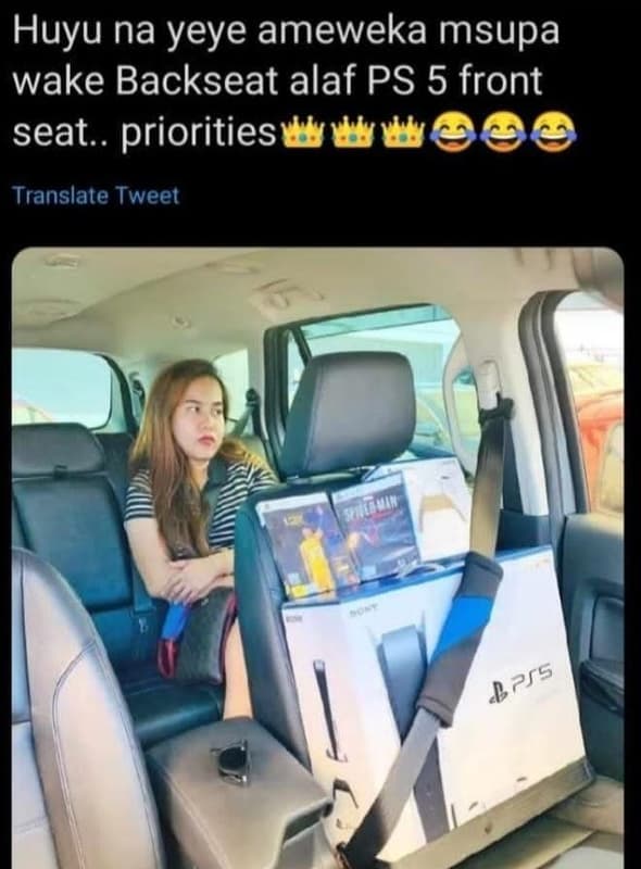 Huyu na yeye ameweka msupa wake backseat alaf ps 5 front seat. priorities transl