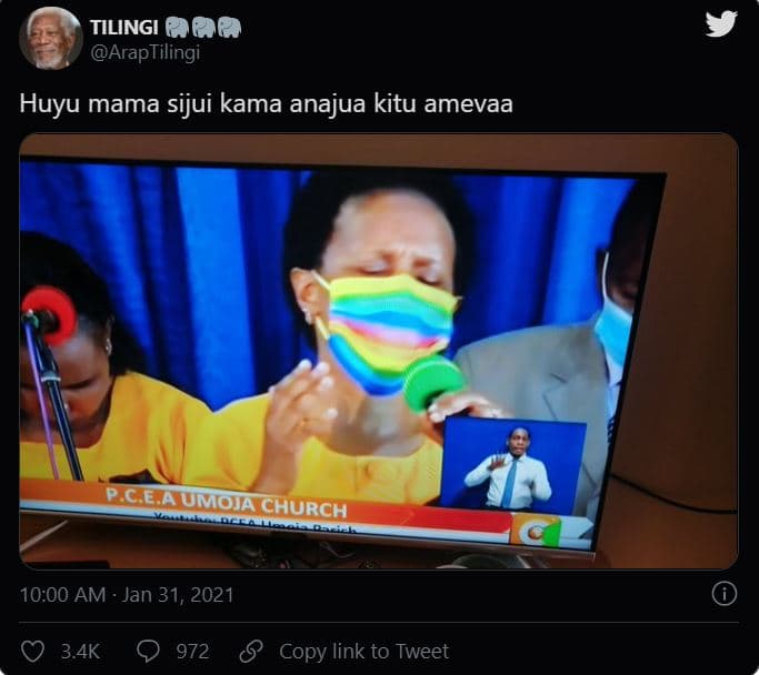 Tilingi q00 araptilingi huyu mama sijui kama anajua kitu amevaa pceaumon church