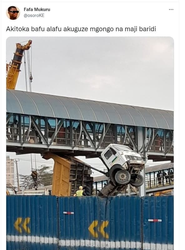 Fafa mukuru osoroke akitoka bafu alafu akuguze mgongo na maji baridi