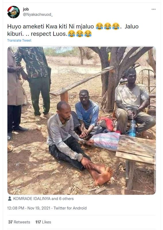 Job nyakachwuod _ huyo ameketi kwa kiti ni mjaluo e jaluo kiburi . respect luos