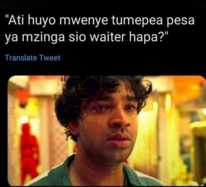 Ati huyo mwenye tumepea pesa ya mzinga sio waiter hapa? translate tweel