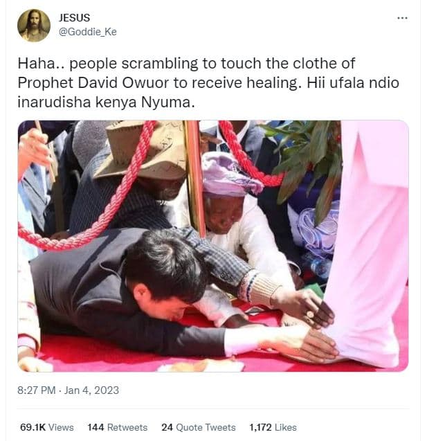 Jesus goddie ke haha.. people scrambling to touch the clothe of prophet david ow