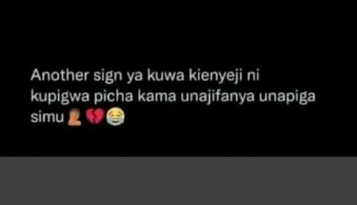 Another sign ya kuwa kienyeji ni kupigwa picha kama unajifanya unapiga simu