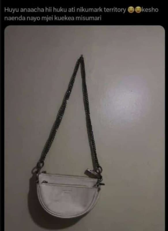 Huyu anaacha hii huku ati nikumark territory naenda nayo mjei kuekea misumari ke